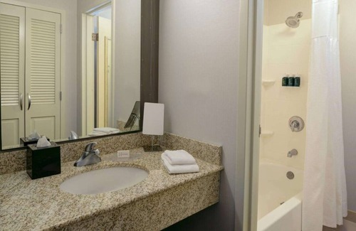 South Kansas City Hotel | Relaxation Retreat in Kansas City! 2 Modern Units, Pets Allowed, Free Parking