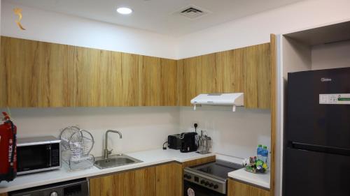 Masdar City Apartment | Relaxing 2BR Retreat in Masdar City - Free Parking & Near Masdar Park