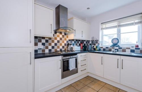 Broughton House | Relaxing 3 Bedroom Chester Home with garden