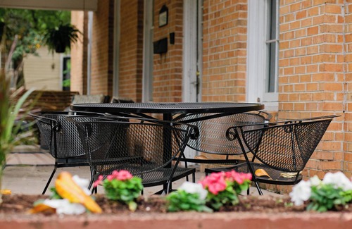 Montgomery House | Relaxing 3BR Pet-Friendly Poolside Retreat