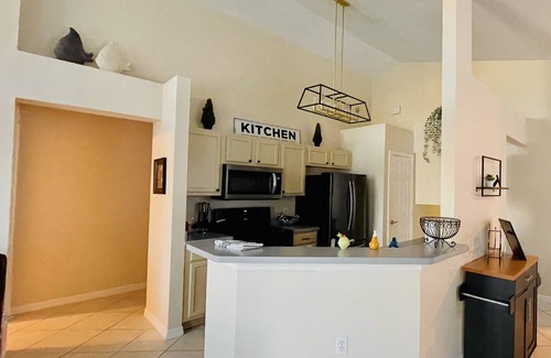 Lake Berkley House | Relaxing 4BR + 3Bath Villa Sleeps 10, with FREE heated pool!