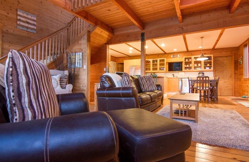 Camano Island Cabin | Relaxing beachfront setting to watch wildlife and tides! Kayaks & fun included!