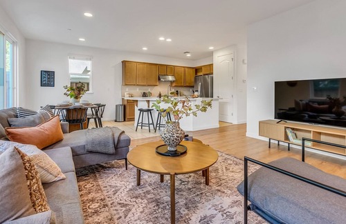Berryessa House | Relaxing Bedroom in San Jose