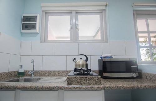 Boegoeroei Apartment | Relaxing Central Bright Shared Pool Garden