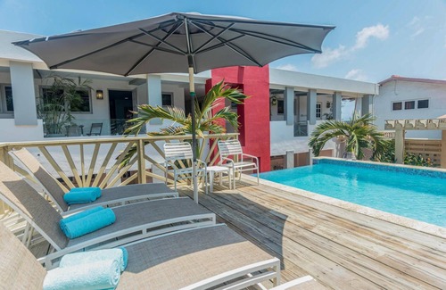 Boegoeroei Apartment | Relaxing Central Bright Shared Pool Garden