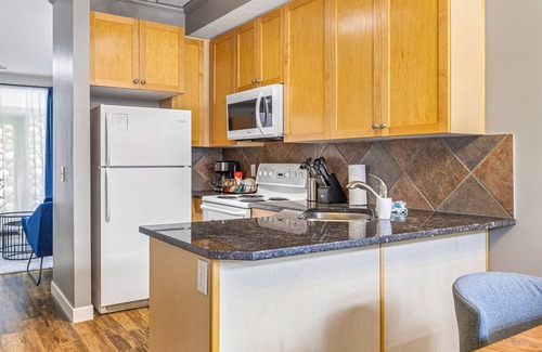 Canmore Cabin | Relaxing Chalet - Heated Pool & Hot Tub - Pet Friendly