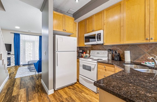 Canmore Cabin | Relaxing Chalet - Heated Pool & Hot Tub - Pet Friendly