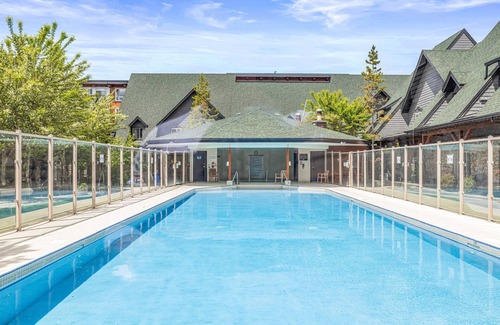 Canmore Cabin | Relaxing Chalet - Heated Pool & Hot Tub - Pet Friendly