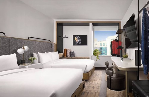 Downtown Washington D.C. Hotel | Relaxing City View Room in the Heart of DC | Near Smithsonian Museums