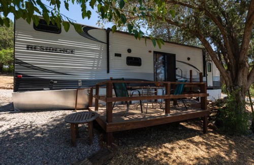 Cornville Apartment | Relaxing Getaway in our Sunset House 2 Bedroom Luxury RV at Acoustic Cellars Lodge