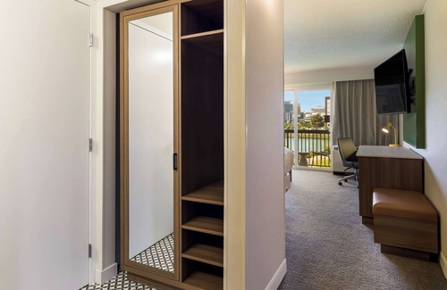 Oyster Point Hotel | Relaxing Hideaway! Spacious Unit, Pets are Welcome!