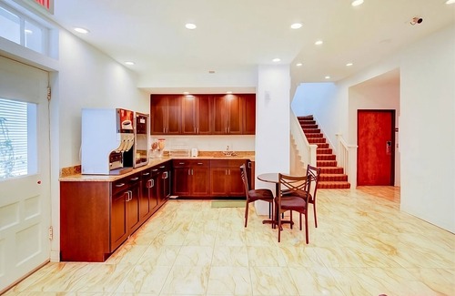 Dilley House | Relaxing Hideaway in Dilley! 3 Convenient Units! Free Breakfast, Onsite Parking!