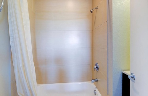 Dilley House | Relaxing Hideaway in Dilley! 3 Convenient Units! Free Breakfast, Onsite Parking!