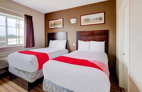 Dilley House | Relaxing Hideaway in Dilley! 3 Convenient Units! Free Breakfast, Onsite Parking!