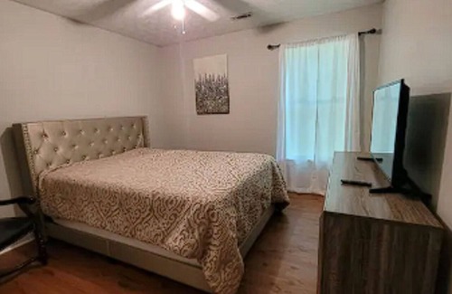 McDonough House | Relaxing House On The Hill