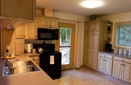 Old Forge House | Relaxing Luxury Lakefront Stay - Short walk to Town, Water Safari & Dining.