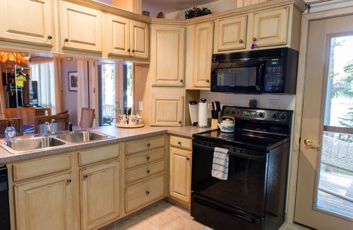 Old Forge House | Relaxing Luxury Lakefront Stay - Short walk to Town, Water Safari & Dining.