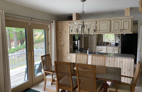 Old Forge House | Relaxing Luxury Lakefront Stay - Short walk to Town, Water Safari & Dining.