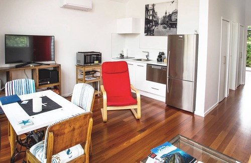 Paraparaumu Beach Cottage | Relaxing Modern Cottage - Centrally Located