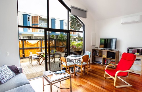 Paraparaumu Beach Cottage | Relaxing Modern Cottage - Centrally Located