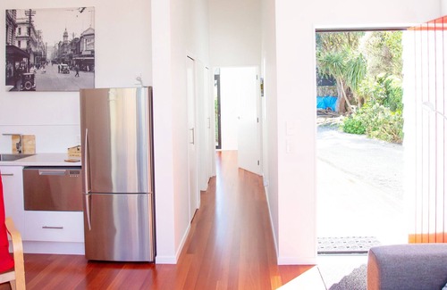 Paraparaumu Beach Cottage | Relaxing Modern Cottage - Centrally Located