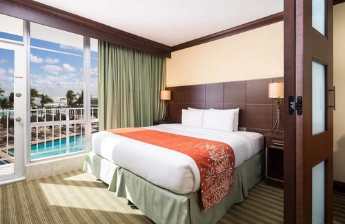 Sunny Isles Beach Hotel | Relaxing Oasis in Sunny Isles Beach! 3 Spacious Units, Pool, Pets Allowed