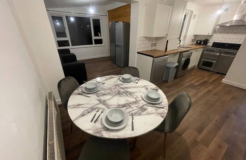 Sheffield House | Relaxing Park Village Escape - Shared Space