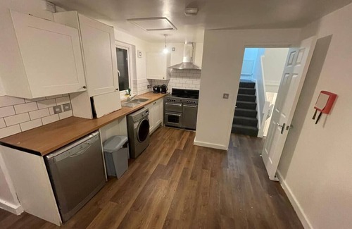 Sheffield House | Relaxing Park Village Escape - Shared Space