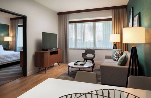 Downtown Houston Hotel | Relaxing Pet Friendly space in Downtown Houston!