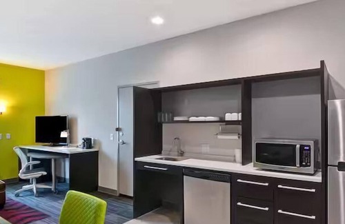 Lake Hamilton Hotel | Relaxing Respite: Free Breakfast, Pets Allowed, Near Lake Hamilton Marina!