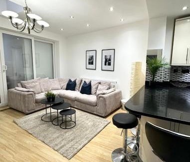 East Acton House | Relaxing Room in Spacious House