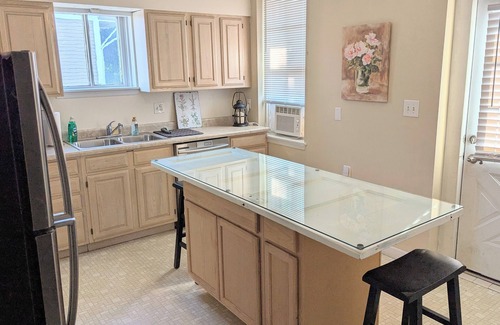 Cumberland Apartment | Relaxing Rustic Oasis II - 6 min walk to Downtown! Cyclist Welcomed!