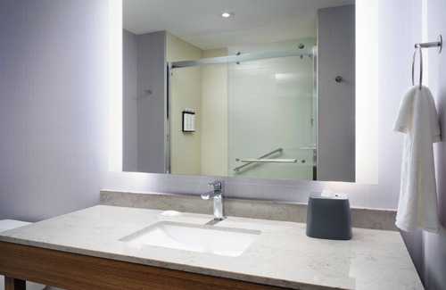Melbourne Hotel | Relaxing Spot: Modern Room w/Free Breakfast | 5-Min Walk to Airport
