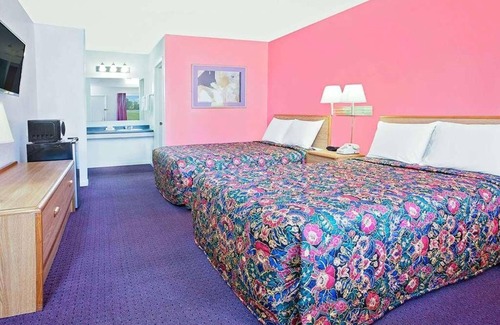 Muskogee Hotel | Relaxing Stay in Knights Inn Muskogee! Pet-friendly Property, Free Parking