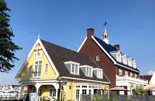 Municipality of Huizen House | Relaxing Stay Near Naarderbos Trails & De Kemphaan Park