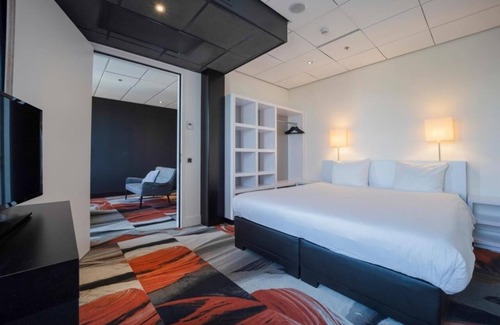 Leiden Hotel | Relaxing Suite with Pool Near Art Cafés and Walkable Leiden