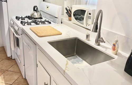 Topanga House | Relaxing Topanga getaway: remodeled kitchen/bath, pool, Jacuzzi, close to beach!