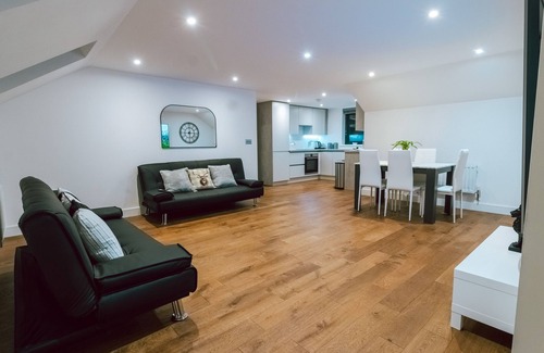 Coulsdon West Apartment | Remarkable, Penthouse - 3-bed Apartment in Purley