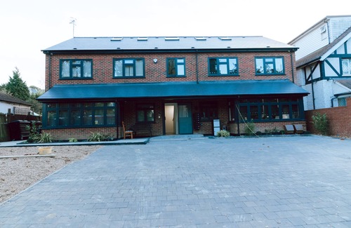 Coulsdon West Apartment | Remarkable, Penthouse - 3-bed Apartment in Purley