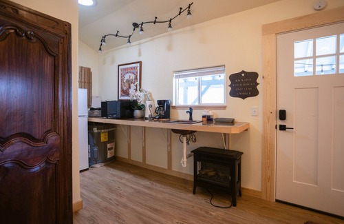 Eagle Point House | Remodeled 3 BR/2.5 BA Retreat near Eagle Point. Includes main house and a private cottage. Group-friendly kitchen, famous waffle bar, hot tub, and electric fireplace. Great space for cooking and connecting.