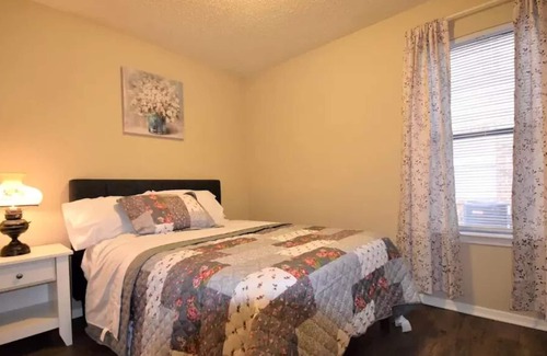 Fort Worth Apartment | Remodeled Condo, 2 Bed 1 Bath in a 4-Plex with Assigned Parking and W/D
