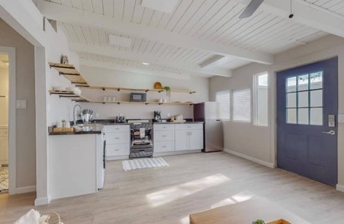 Pueblo Alto Apartment | Remodeled Courtyard Apt w/King Bed, In-Unit Washer & Dyer Apt 5