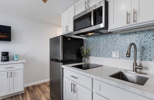 Waikiki Apartment | Remodeled High Floor Waikiki Studio