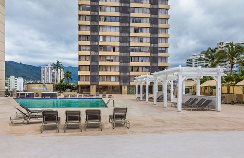 Waikiki Apartment | Remodeled High Floor Waikiki Studio