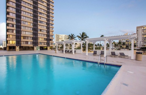 Waikiki Apartment | Remodeled High Floor Waikiki Studio