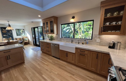 The Mesa House | Remodeled Mesa Beauty w/hot tub, one block from beach park/Monthly discounts!