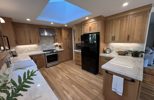 The Mesa House | Remodeled Mesa Beauty w/hot tub, one block from beach park/Monthly discounts!