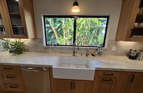 The Mesa House | Remodeled Mesa Beauty w/hot tub, one block from beach park/Monthly discounts!