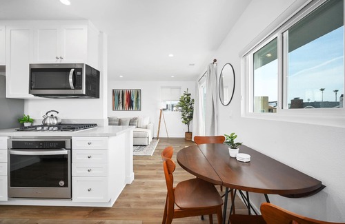 West Newport House | Remodeled - Modern - 2 Bedroom - Walk to the Beach