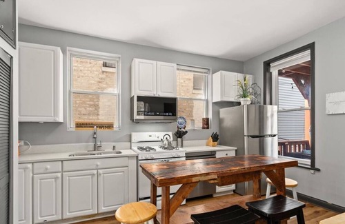 Bucktown Apartment | REMODELED Splendid Flat in Bucktown +Back Porch, Ranked GUEST FAVORITE! Pets OK!